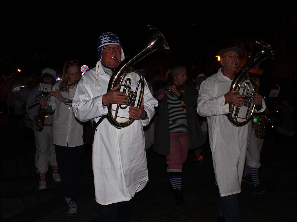 Hemdglunkiumzug in Schopfheim mit Fackeln.