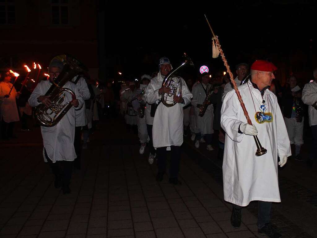 Hemdglunkiumzug in Schopfheim mit Fackeln.