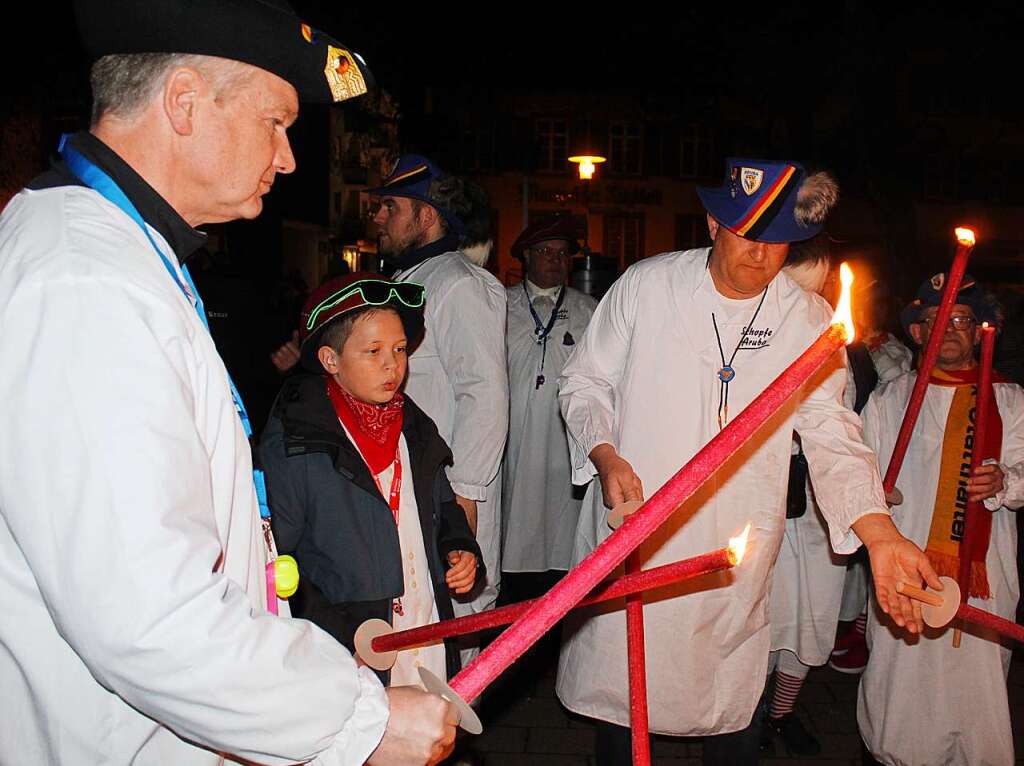 Hemdglunkiumzug in Schopfheim mit Fackeln.