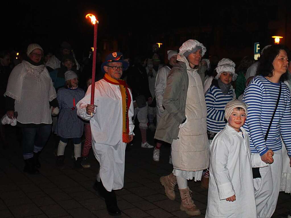 Hemdglunkiumzug in Schopfheim mit Fackeln.