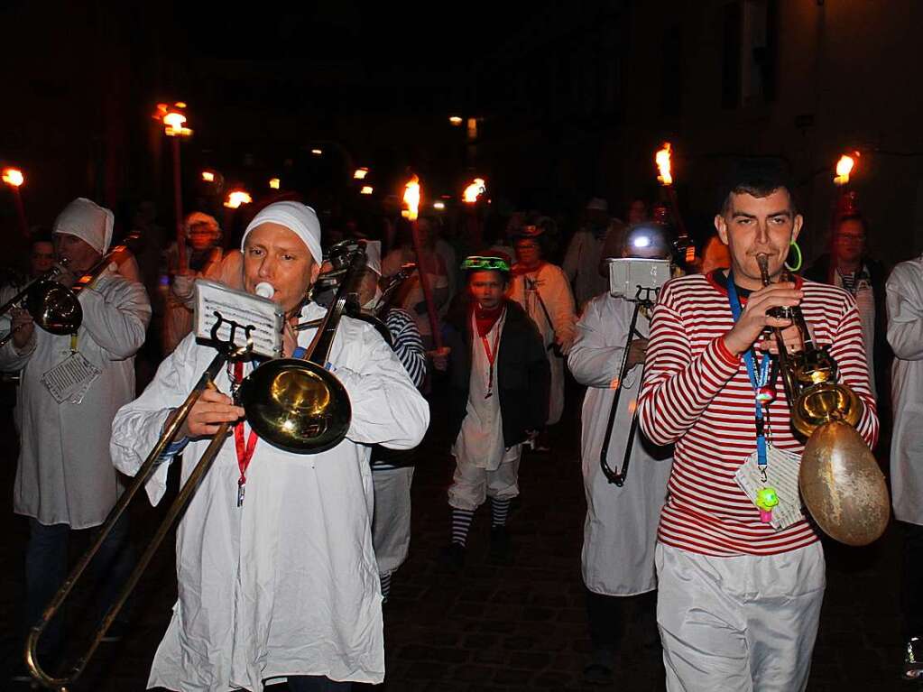 Hemdglunkiumzug in Schopfheim mit Fackeln.