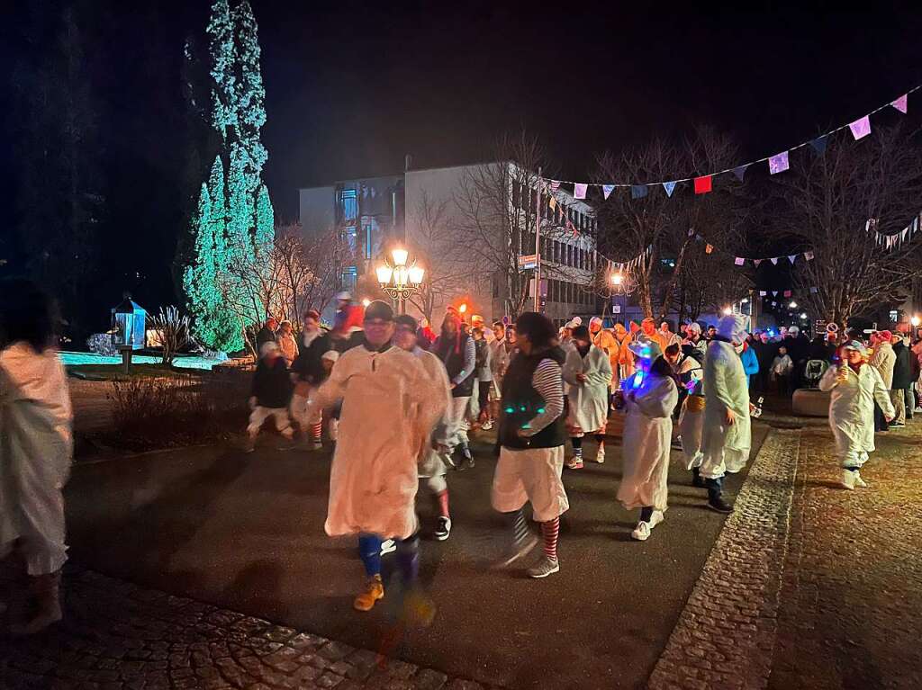 Pnktlich um 19.11 Uhr setzte sich in Schnau der Umzug durchs Stdtle in Bewegung.