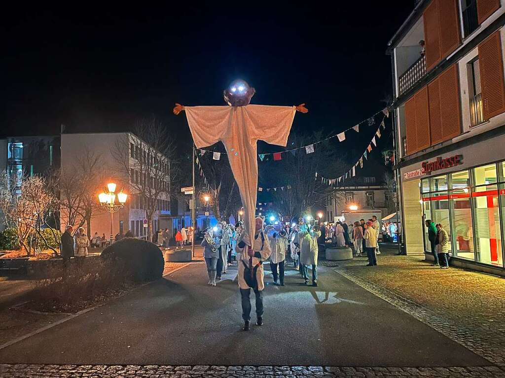 Pnktlich um 19.11 Uhr setzte sich in Schnau der Umzug durchs Stdtle in Bewegung.