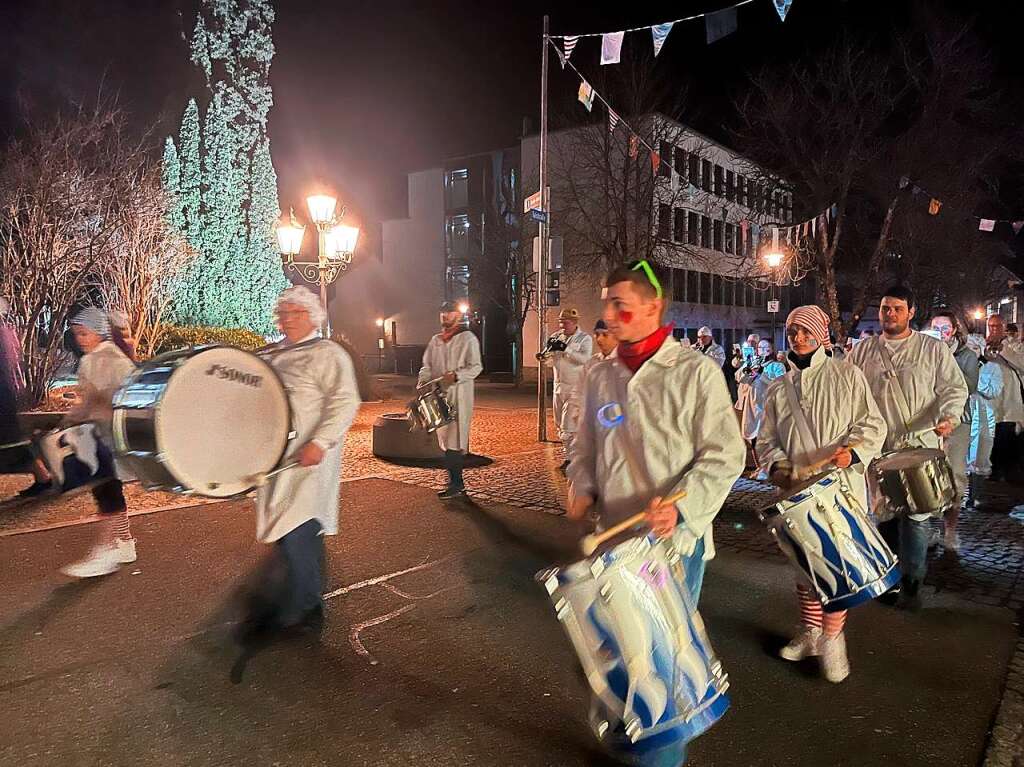 Pnktlich um 19.11 Uhr setzte sich in Schnau der Umzug durchs Stdtle in Bewegung.