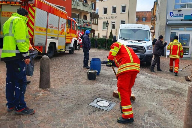 Die Feuerwehr musste das l binden; de... durchfahrenden Transporter gekracht.   | Foto: Axel Kremp