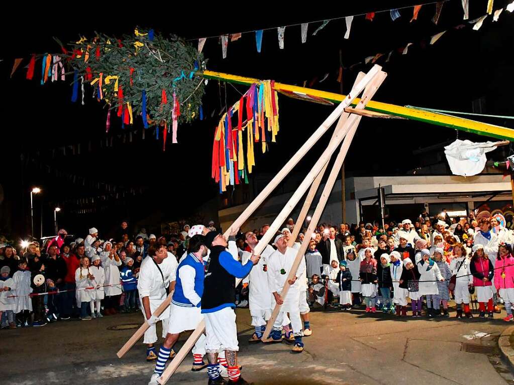 Die Drfligeister beim Narrenbaumstellen in Wyhlen