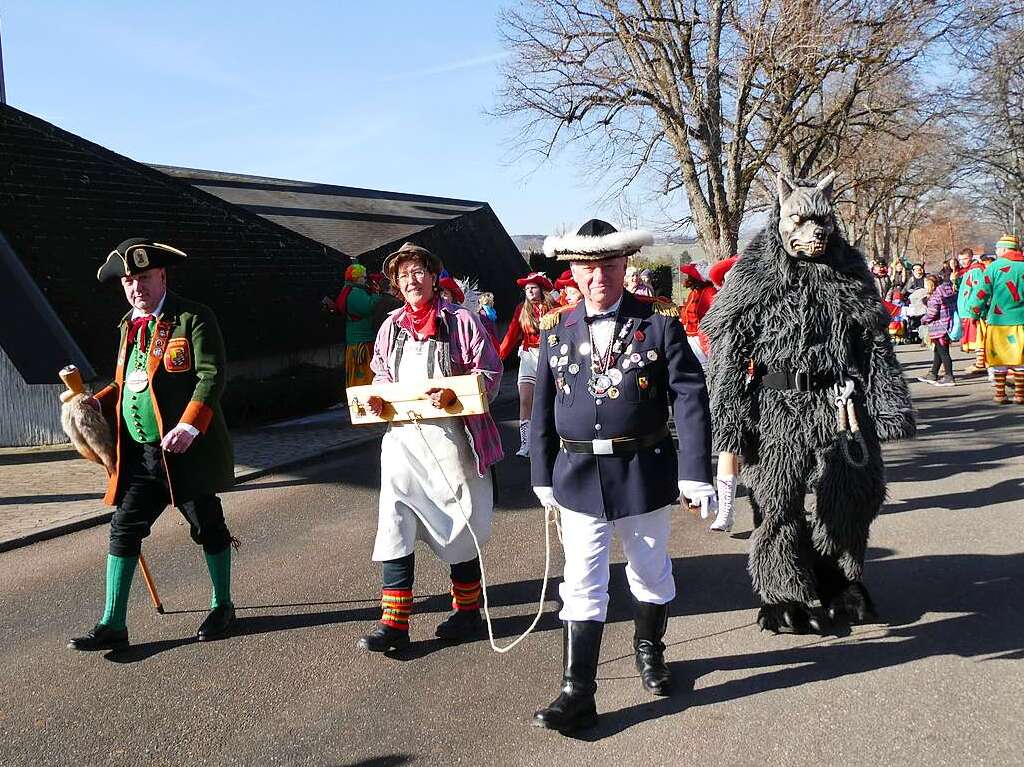 Es war was los am Schmutzige Dunschdig in Unadingen: Ortsvorsteherin Kathrin Kramer wurde von Narrebolizei Franz Herrling (rechts) und Narrenvater Harald Schu (links) abgefhrt. Die Narren haben seit gestern auch in Unadingen die Oberhand.