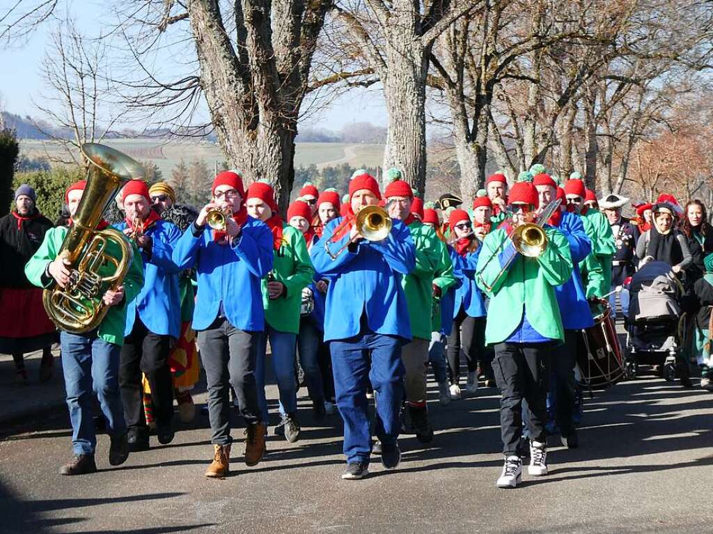 Es war was los am Schmutzige Dunschdig in Unadingen: Angefhrt vom Musikverein holten die Narren die Schulkinder vom Bahnhof ab.