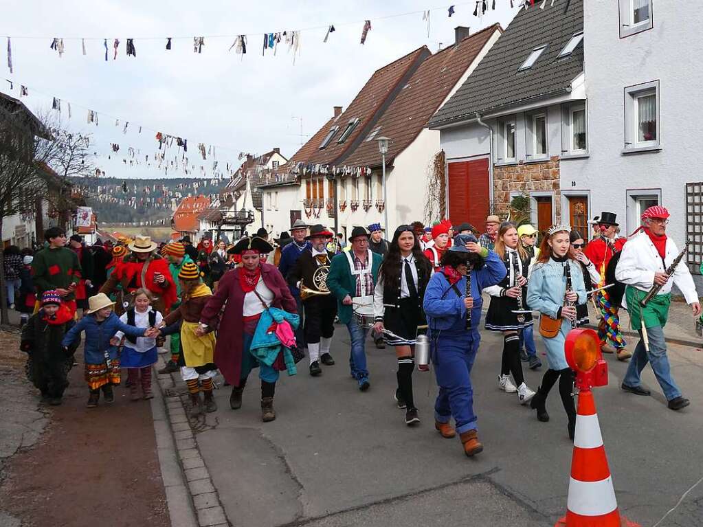 Es war was los am Schmutzige Dunschdig in Unadingen: Angefhrt von den Bauarbeitern des Musikvereins zogen die Narren am Schmutzige Dunschdig mit dem Narrenbaum durch die Straen.