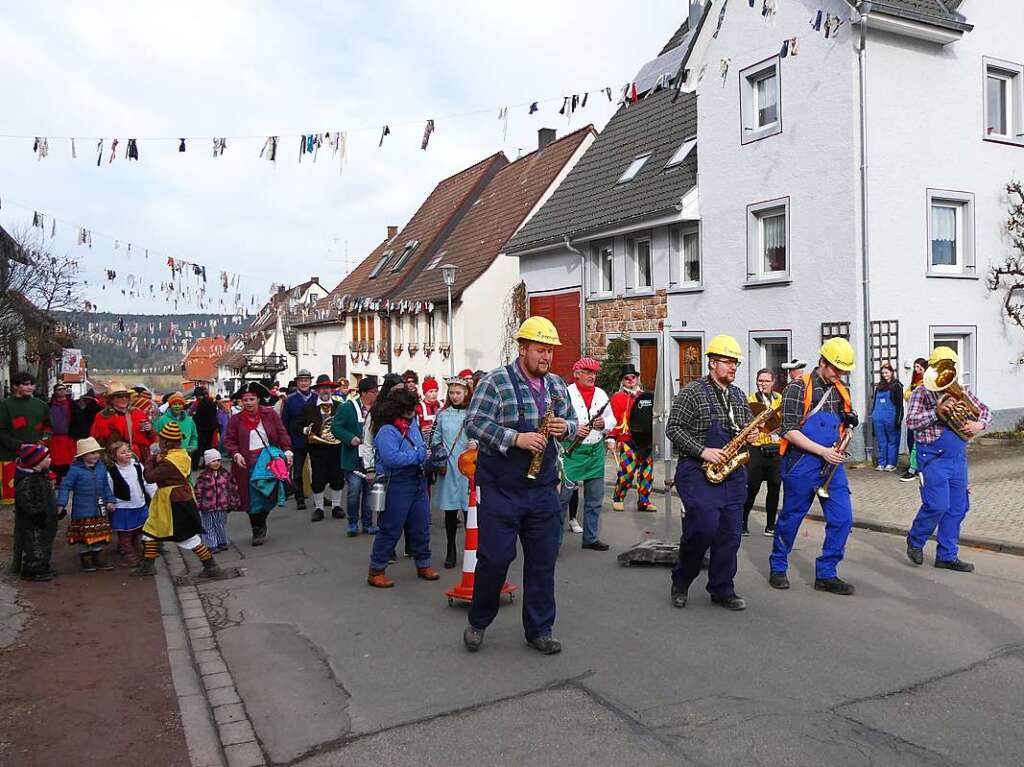 Es war was los am Schmutzige Dunschdig in Unadingen: Angefhrt von den Bauarbeitern des Musikvereins zogen die Narren am Schmutzige Dunschdig mit dem Narrenbaum durch die Straen.