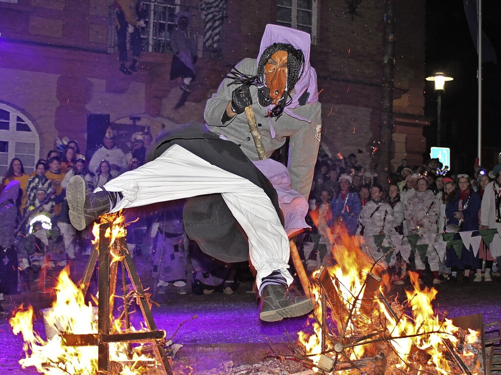 Eine Laue-Briggle-Hexe springt in Herbolzheim ber das Feuer.