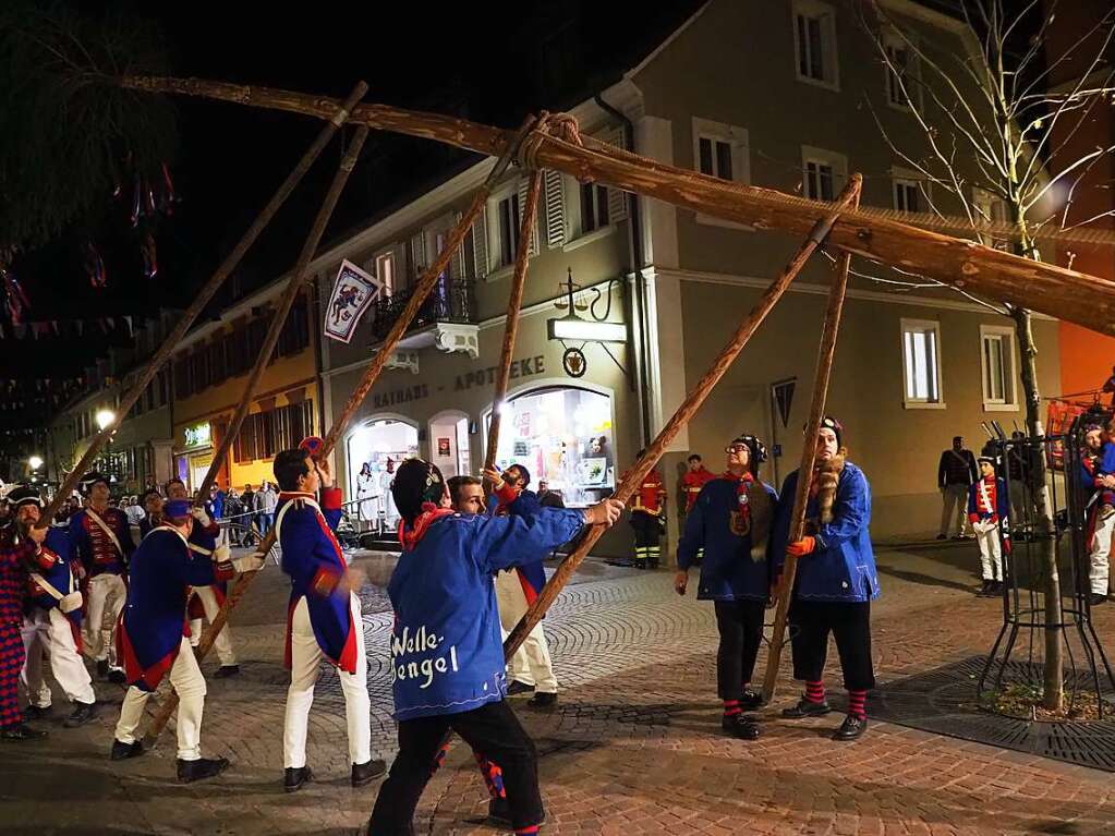 Auch in Kenzingen wird traditionell am Schmutzige Dunnschdig der Narrenbaum gestellt.