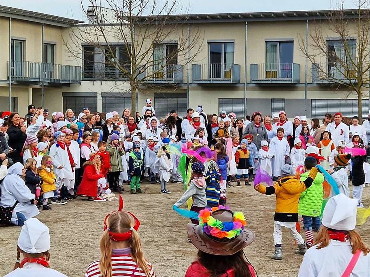 In Rheinhausen war der Platz beim Stellen des Kindernarrenbaums vorm Brgerhaus am Nachmittag bestens gefllt und die Stimmung heiter bis ausgelassen.