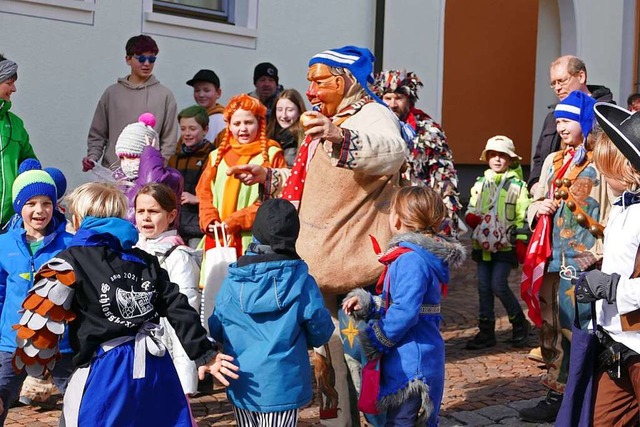 Wer am lautesten die Narrenversle sagt, bekommt die meiste Beute.  | Foto: Stefan Limberger-Andris