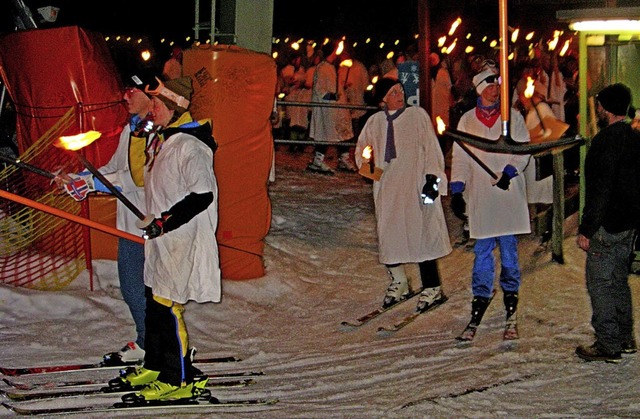 Etwa 100 Skifahrer kamen zum Fackelabfahrtlauf.  | Foto: Ulrike Spiegelhalter