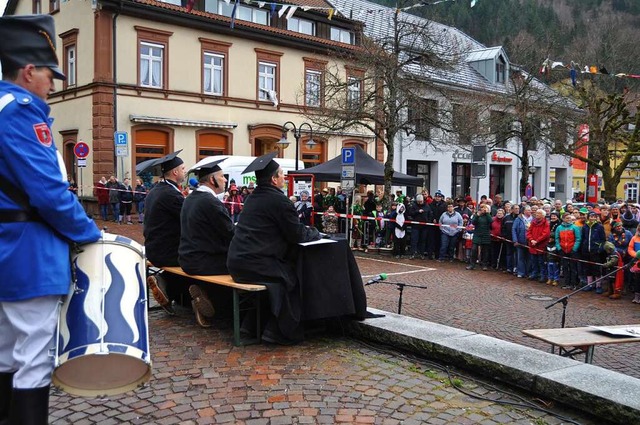 Zahlreiche Zuschauer kamen zum Todtnauer Narrengericht am Freitagnachmittag.  | Foto: Sarah Trinler