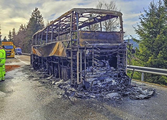 Der ausgebrannte Reisebus  | Foto: Johannes Lemmer/Einsatz-Report24
