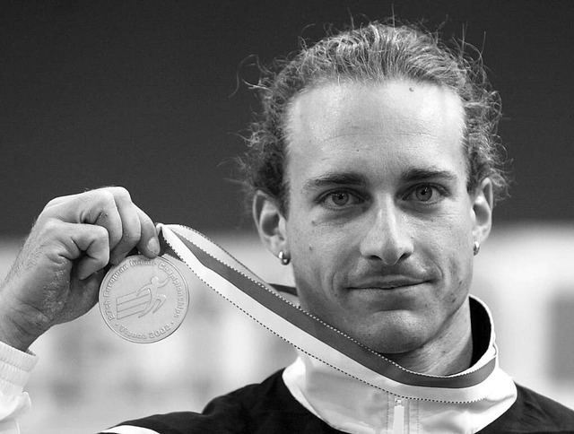 Tim Lobinger 2002 mit seiner Bronzemedaille der Hallen-EM  | Foto: Bernd Weibrod (dpa)