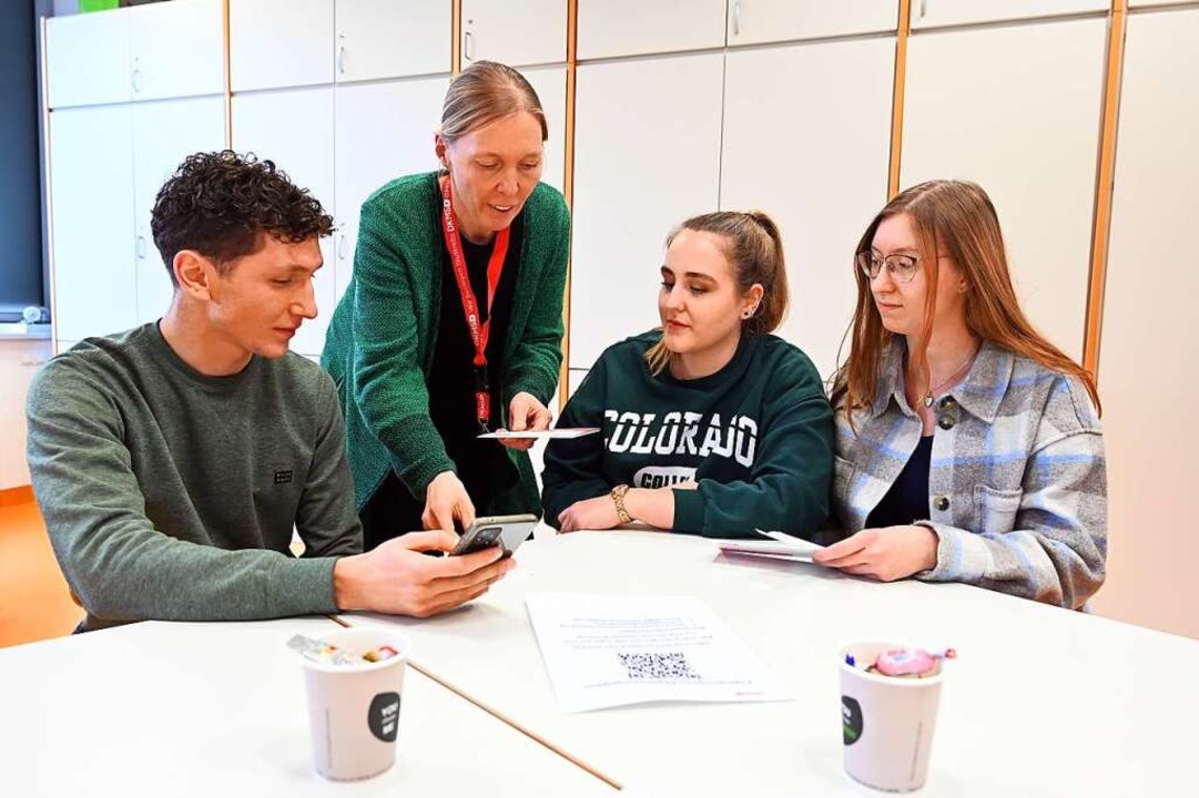 Lehrerin und Mitorganisatorin der Akti...ohanna Schneider und Annalena Lehmann.  | Foto: Thomas Kunz