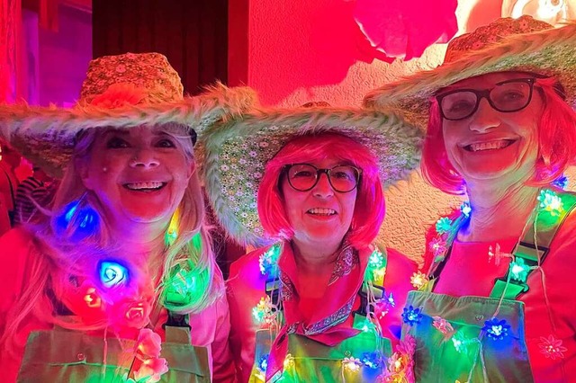 Blumenmdchen: Annette, Gabi und Petra...ierung als leuchtendes Beispiel voran.  | Foto: Cornelia Weizenecker