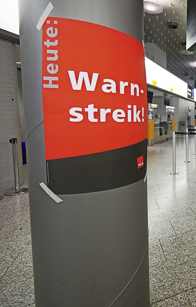 Verdi weist auf den Warnstreik am Flughafen in Hannover hin.  | Foto: Julian Stratenschulte (dpa)