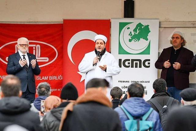 Glubige aller Gemeinden gedenken auf dem Lrracher Marktplatz der Erdbebenopfer