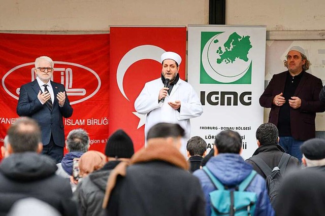 Mahnwache in Lrrach: Die Imame der beiden Moscheegemeinden auf dem Marktplatz  | Foto: Ansgar Taschinski