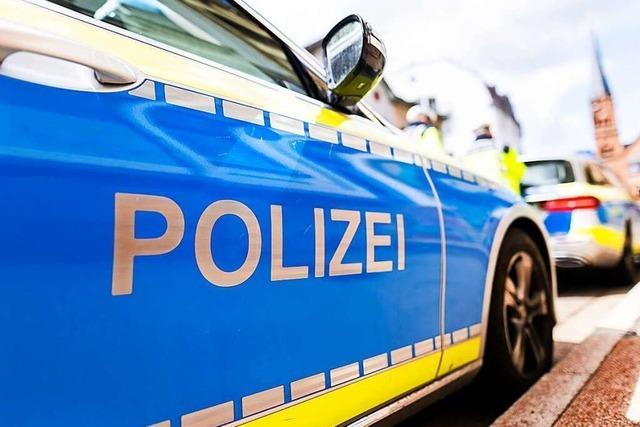 Nackter Mann spuckt und schlgt nach Polizisten in Rust