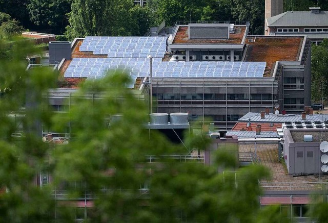 Photovoltaikmodule sind auf dem Dach d...man dort Vorbild sein, findet die SPD.  | Foto: Marijan Murat (dpa)