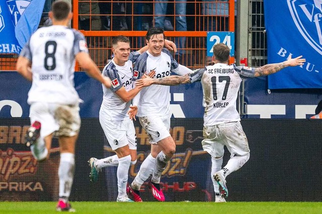 Matthias Ginter, Torschtze Michael Gr...as Kbler jubeln nach dem Tor zum 0:1.  | Foto: David Inderlied (dpa)