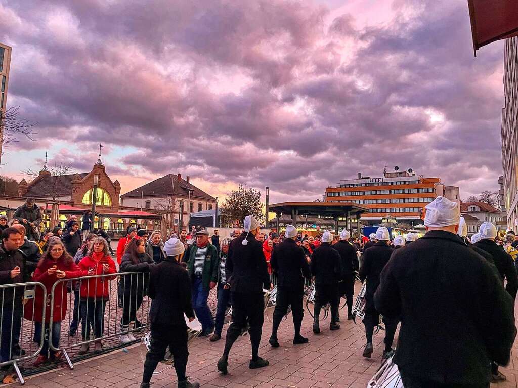 Kunterbunt und schn laut war die Gugge-Explosion in Lrrach, wie die Impressionen vom Fasnachtssamstag zeigen.