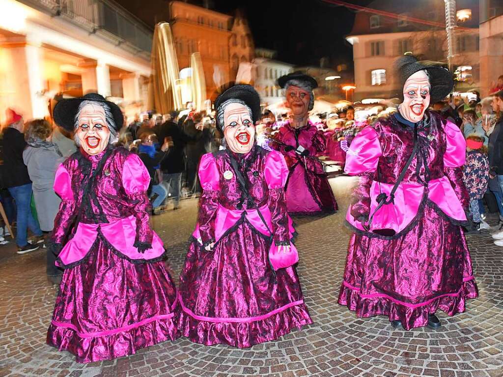 Kunterbunt und schn laut war die Gugge-Explosion in Lrrach, wie die Impressionen vom Fasnachtssamstag zeigen.