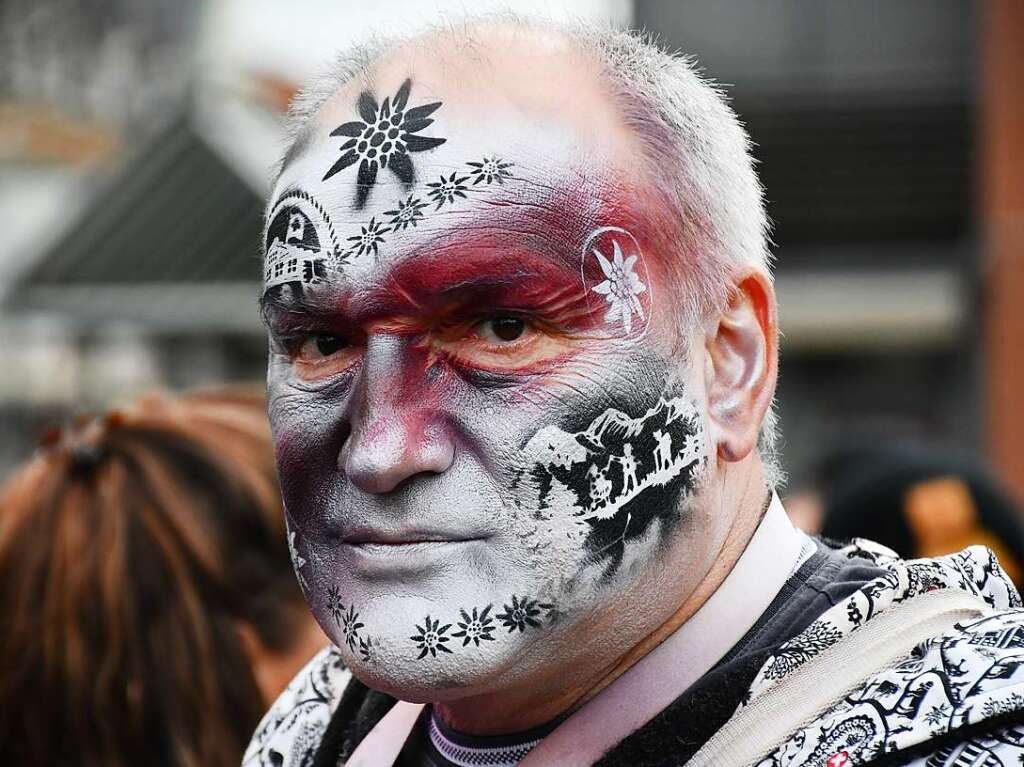 Kunterbunt und schn laut war die Gugge-Explosion in Lrrach, wie die Impressionen vom Fasnachtssamstag zeigen.