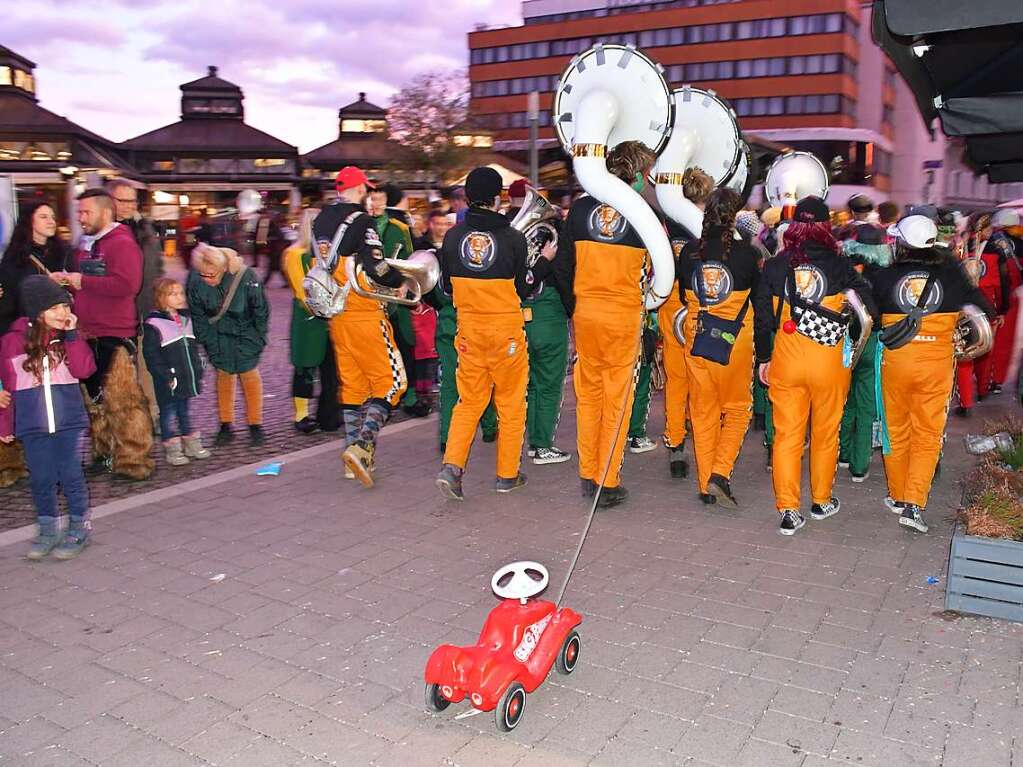 Kunterbunt und schn laut war die Gugge-Explosion in Lrrach, wie die Impressionen vom Fasnachtssamstag zeigen.