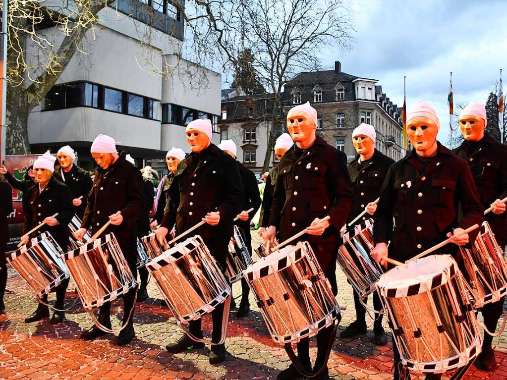 Kunterbunt und schn laut war die Gugge-Explosion in Lrrach, wie die Impressionen vom Fasnachtssamstag zeigen.