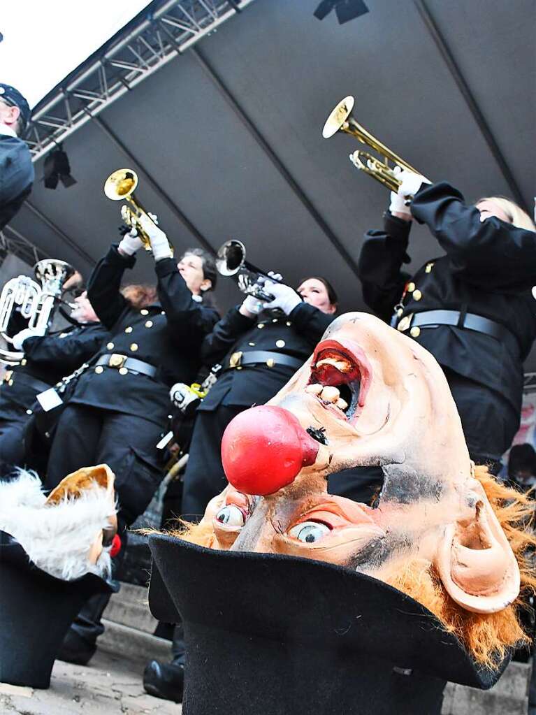 Kunterbunt und schn laut war die Gugge-Explosion in Lrrach, wie die Impressionen vom Fasnachtssamstag zeigen.