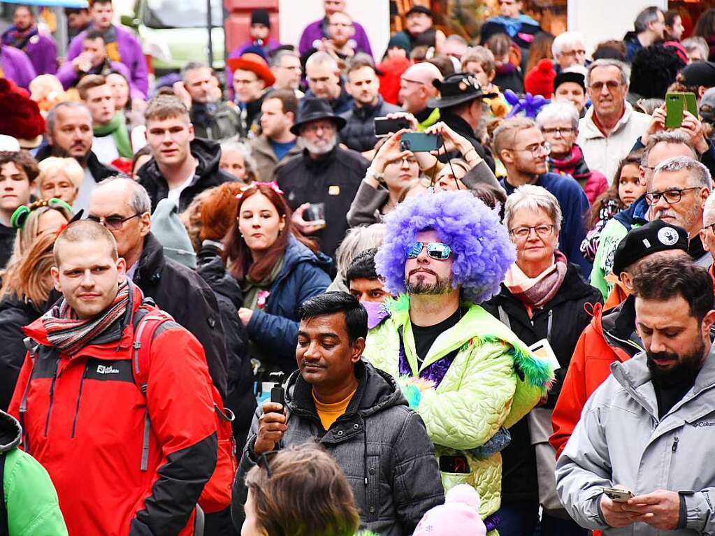 Kunterbunt und schn laut war die Gugge-Explosion in Lrrach, wie die Impressionen vom Fasnachtssamstag zeigen.