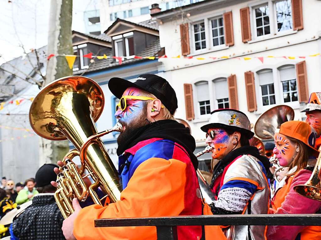 Kunterbunt und schn laut war die Gugge-Explosion in Lrrach, wie die Impressionen vom Fasnachtssamstag zeigen.