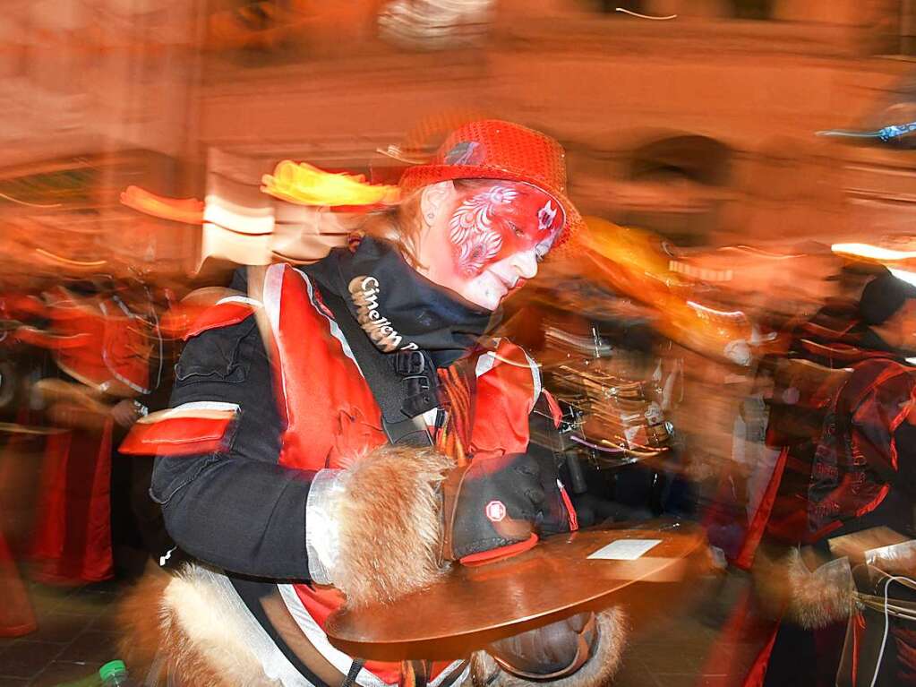 Kunterbunt und schn laut war die Gugge-Explosion in Lrrach, wie die Impressionen vom Fasnachtssamstag zeigen.