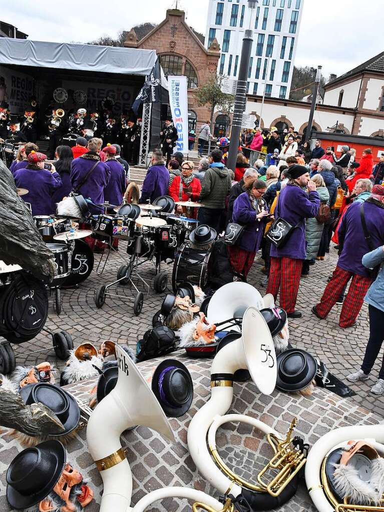 Kunterbunt und schn laut war die Gugge-Explosion in Lrrach, wie die Impressionen vom Fasnachtssamstag zeigen.