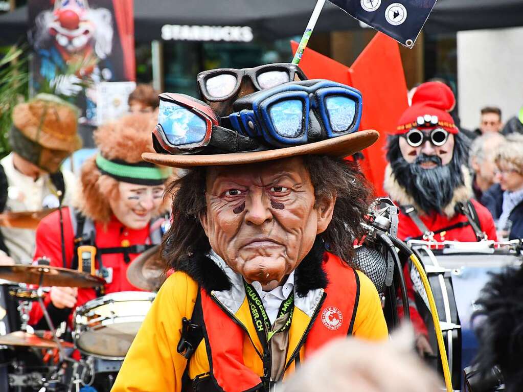 Kunterbunt und schn laut war die Gugge-Explosion in Lrrach, wie die Impressionen vom Fasnachtssamstag zeigen.