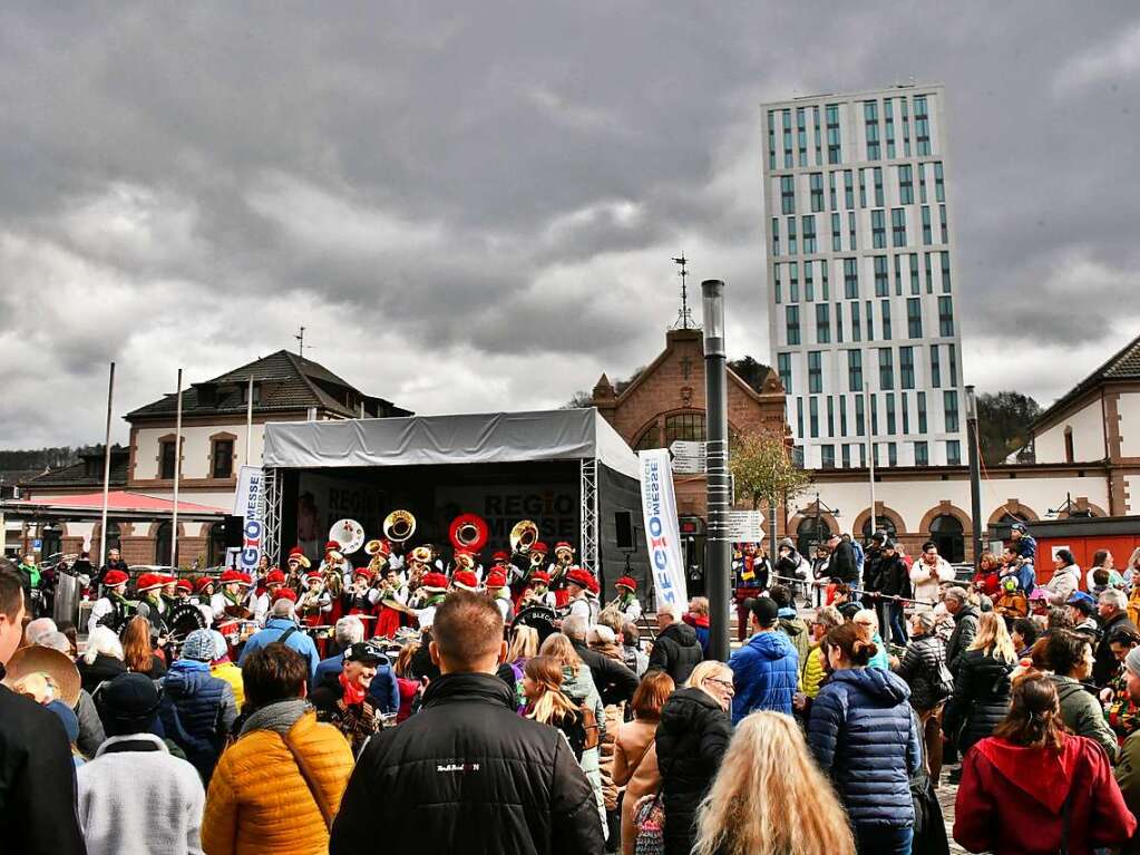 Kunterbunt und schn laut war die Gugge-Explosion in Lrrach, wie die Impressionen vom Fasnachtssamstag zeigen.