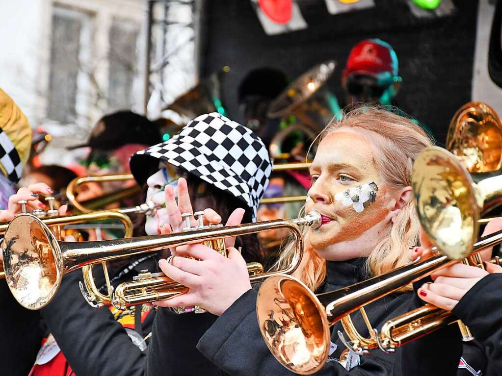 Kunterbunt und schn laut war die Gugge-Explosion in Lrrach, wie die Impressionen vom Fasnachtssamstag zeigen.