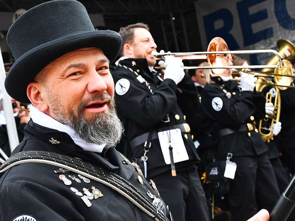 Kunterbunt und schn laut war die Gugge-Explosion in Lrrach, wie die Impressionen vom Fasnachtssamstag zeigen.