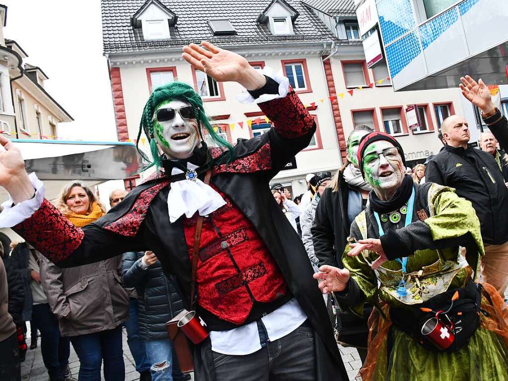 Kunterbunt und schn laut war die Gugge-Explosion in Lrrach, wie die Impressionen vom Fasnachtssamstag zeigen.