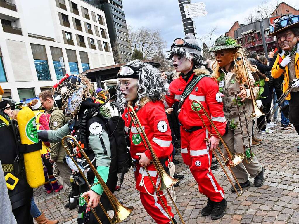 Kunterbunt und schn laut war die Gugge-Explosion in Lrrach, wie die Impressionen vom Fasnachtssamstag zeigen.