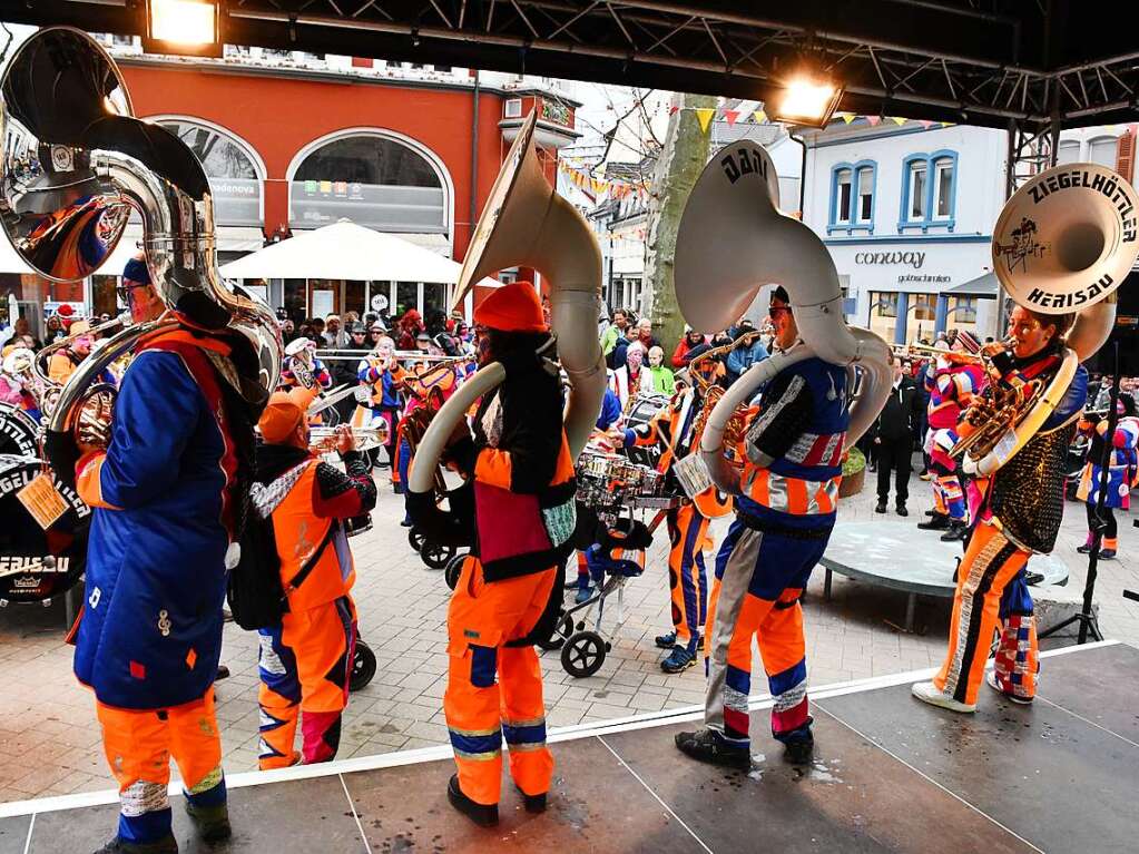 Kunterbunt und schn laut war die Gugge-Explosion in Lrrach, wie die Impressionen vom Fasnachtssamstag zeigen.