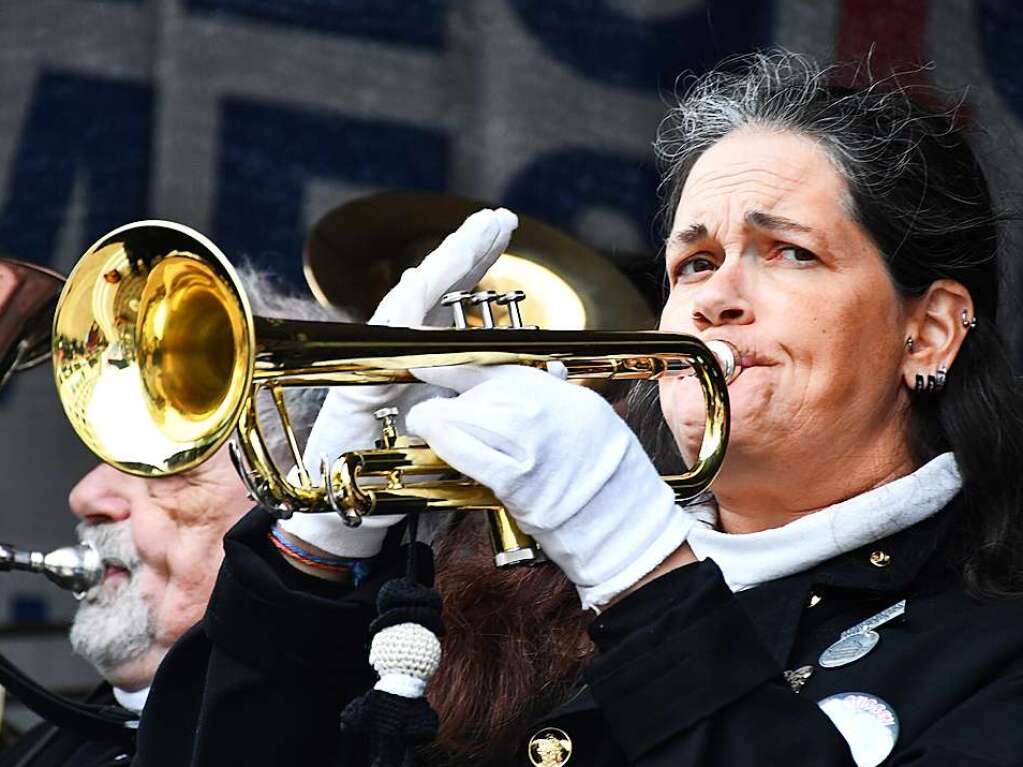 Kunterbunt und schn laut war die Gugge-Explosion in Lrrach, wie die Impressionen vom Fasnachtssamstag zeigen.