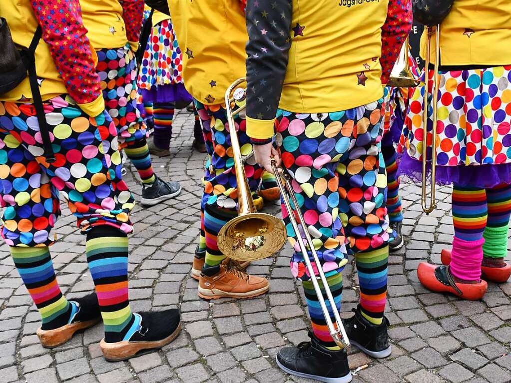 Kunterbunt und schn laut war die Gugge-Explosion in Lrrach, wie die Impressionen vom Fasnachtssamstag zeigen.