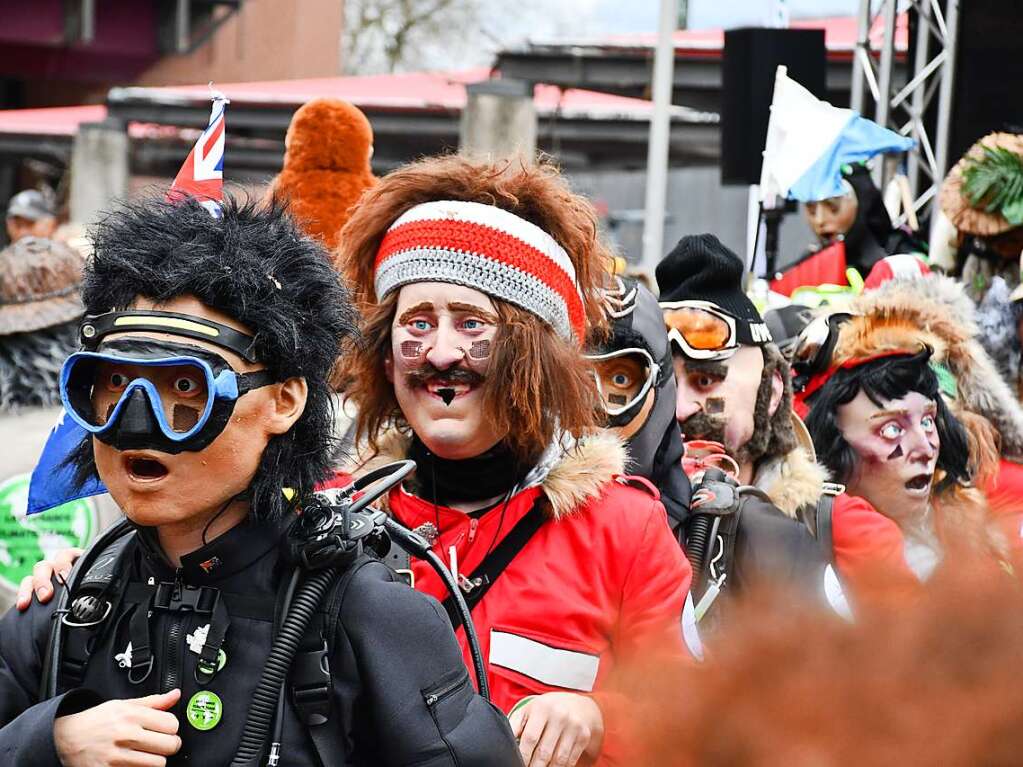 Kunterbunt und schn laut war die Gugge-Explosion in Lrrach, wie die Impressionen vom Fasnachtssamstag zeigen.